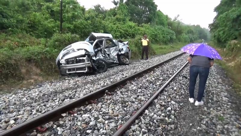 รถไฟบี้-ลากเก๋งไกล 800 เมตร คร่าชีวิต 2 พี่น้องชาวตรัง | News by The Thaiger