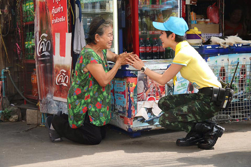 ภาพงดงาม “เจ้าคุณพระสินีนาฏฯ” รับไหว้ประชาชน ระหว่างเยี่ยมให้กำลังใจจิตอาสา | The Thaiger