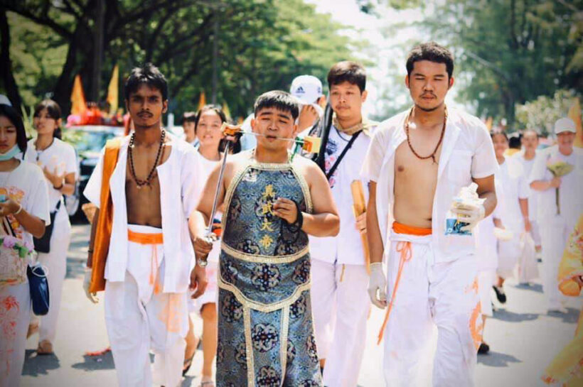 อ๊ามบางเหนียวจัดพิธีลุยไฟ-ปีนบันไดมีด อ๊ามจุ๊ยตุ่ยแห่พระรอบเมือง กินเจภูเก็ต | The Thaiger