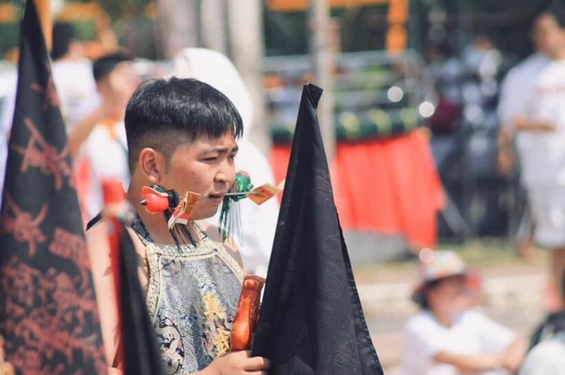 อ๊ามบางเหนียวจัดพิธีลุยไฟ-ปีนบันไดมีด อ๊ามจุ๊ยตุ่ยแห่พระรอบเมือง กินเจภูเก็ต | News by The Thaiger