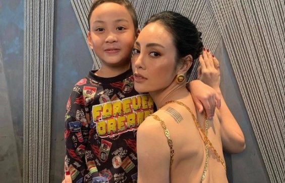 ตั๊ก บงกช ถ่ายแบบเซ็กซี่ ลูกชายตามมาเฝ้า | The Thaiger