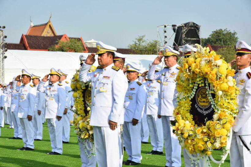 พลเอกประยุทธ์ประธานพิธีวางพวงมาลา ถวายบังคมเนื่องในวันคล้ายวันสวรรคตในหลวง ร.9 | The Thaiger