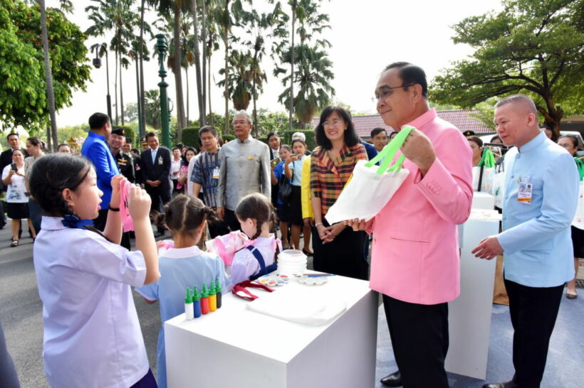 บิ๊กตู่รักษ์โลก รณรงค์ใช้ถุงผ้าแทนถุงพลาสติก | The Thaiger