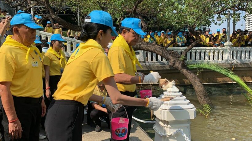 นายกรัฐมนตรีนำครม. ทำกิจกรรมจิตอาสาริมฝั่งแม่น้ำเจ้าพระยา และสำรวจความเรียบร้อยตลอดเส้นทางเสด็จพระราชดำเนินเลียบพระนคร | The Thaiger