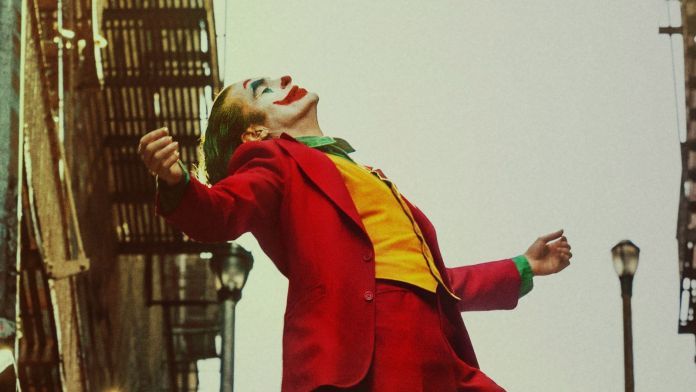Joker กำเนิดวายร้ายตัวตลก ขึ้นแท่นอันดับหนึ่ง | The Thaiger