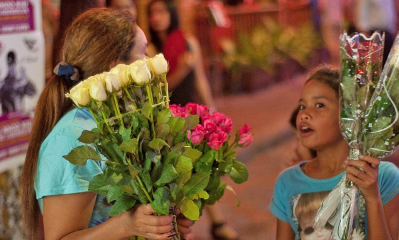 Pattaya residents annoyed by foreign hawkers using children to sell flowers