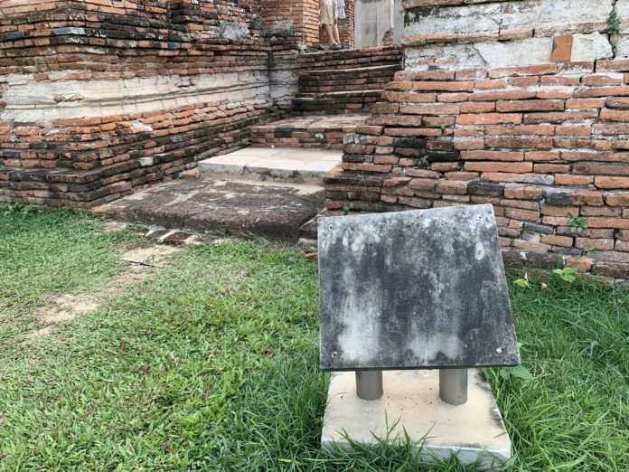 ป้ายข้อมูลวัดโบราณเมืองอยุธยา เลือนจนอ่านไม่ได้ นักท่องเที่ยวมึนตึ้บ | The Thaiger