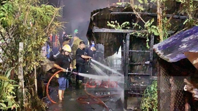 ไฟไหม้ชุมชนริมทางรถไฟตลิ่งชันวอดกลางดึก ชาวบ้านวิ่งวุ่นหนีตาย | News by The Thaiger