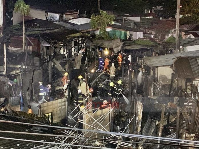 ไฟไหม้ชุมชนริมทางรถไฟตลิ่งชันวอดกลางดึก ชาวบ้านวิ่งวุ่นหนีตาย | News by The Thaiger
