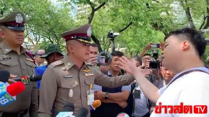 กลุ่มนศ. แขวนป้าย ‘เผด็จการจงพินาศ’ หน้าทัพบก | The Thaiger