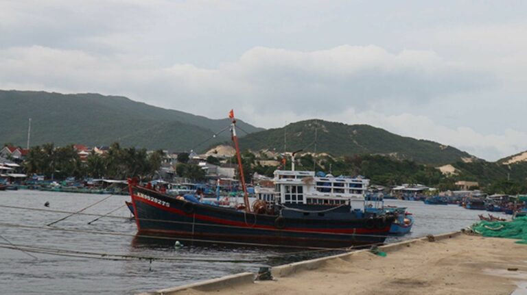 Bão số 5 di chuyển nhanh vào Việt Nam: Miền Trung sẵn sàng phương án chống bão | News by The Thaiger