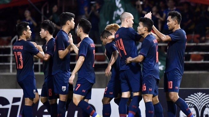 เฮลั่นสนาม ! ไทย ออกนำ ยูเออี 1-0 จาก เจ้ามุ้ย ธีรศิลป์ แดงดา แอสซิสต์โดย เอกนิษฐ์ | The Thaiger