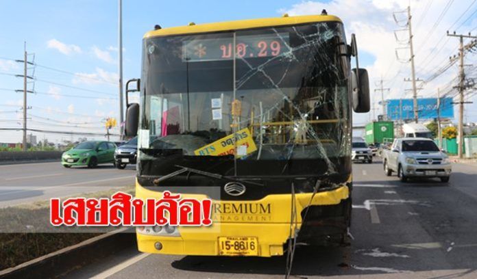 รถเมล์ปอ.29 เสยท้ายสิบล้อพ่วง ผดส.เจ็บเพียบ | The Thaiger