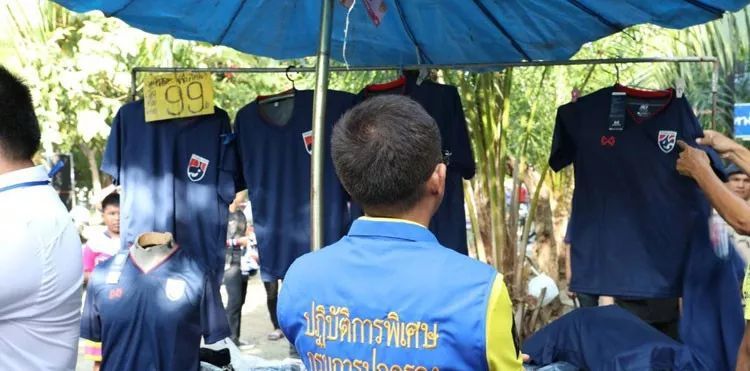 ล้วงคองูเห่า ! จับแผงเสื้อปลอม ทีมชาติไทย หน้าสนามธรรมศาสตร์ ก่อนเกมเจอ ยูเออี | The Thaiger