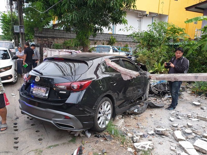 เก๋งชนวินจักรยานยนต์ พุ่งทะลุกำแพงบ้านคร่าชีวิต 2 ศพ | News by The Thaiger