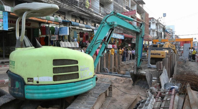 Pattaya mayor visits site of drainage work following complaints about traffic problems