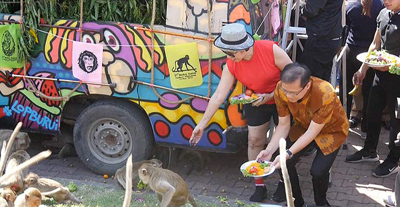 Gin khao! Annual monkey buffet in Lopburi Province | News by Thaiger