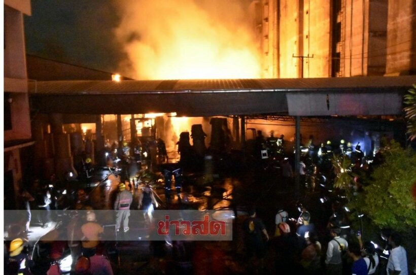 ไฟไหม้โรงงานกระดาษ เพลิงโหมหนัก พนักงานวิ่งวุ่นหนีตาย | The Thaiger