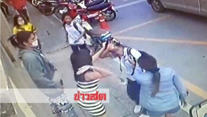 แม่โหดพาพวกรุมตบนักเรียนม.5 เหตุวิวาทกับลูกสาว | The Thaiger
