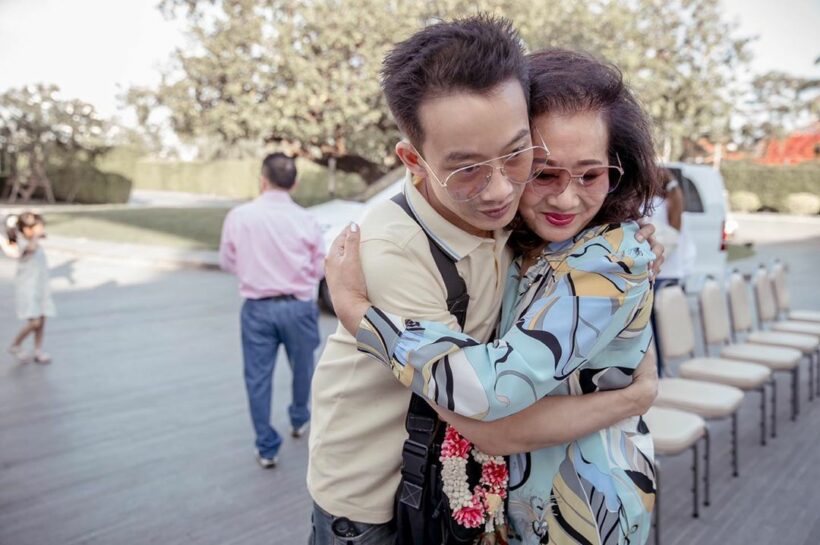 โอ๊ค พานทองแท้ มาศาลฟังคำตัดสิน คดีฟอกเงินกู้กรุงไทย คุณหญิงพจมานเคียงข้าง | The Thaiger