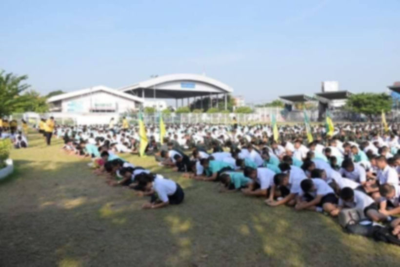 รองผอ.แจงดราม่า นักเรียนนั่งพื้นรอรับ ผอ. เป็นเรื่องธรรมดา | The Thaiger