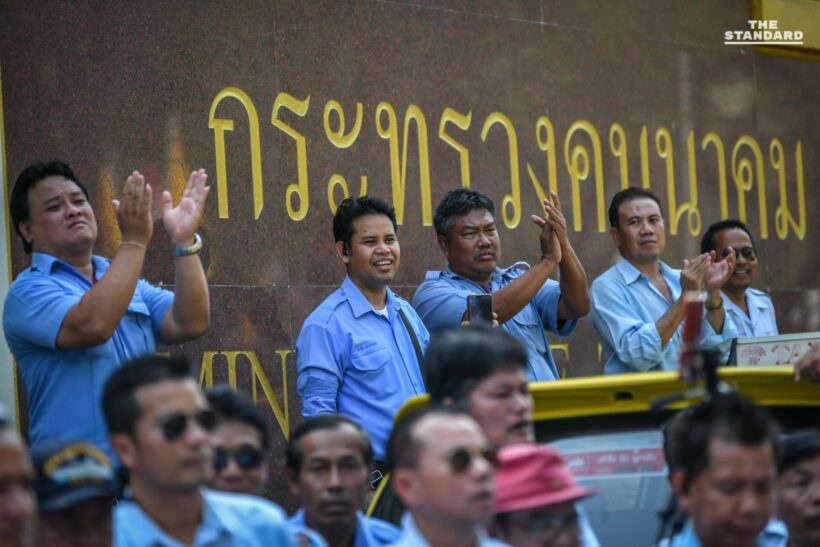 คนขับแท็กซี่-วินมอเตอร์ไซค์ รวมตัวหน้ากระทรวงคมนาคม ทวงสัญญา เพิ่มค่าบริการ จาก ‘ศักดิ์สยาม’ | News by The Thaiger