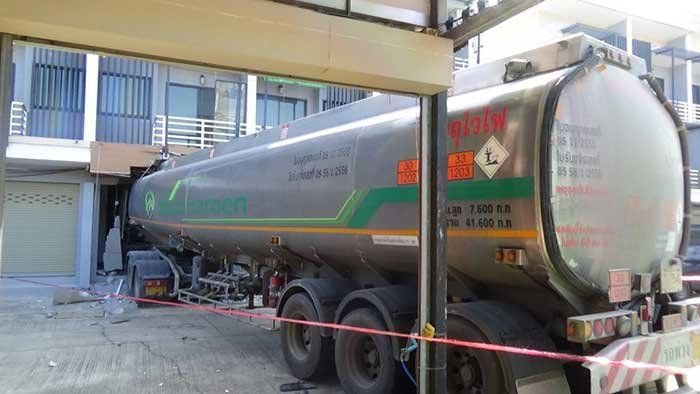 Driver of gas tanker falls asleep, ploughs into building in Chiang Rai | News by Thaiger