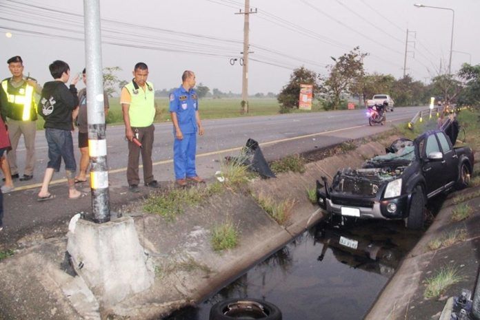 รถกระบะชนเสาไฟจนตกร่องน้ำ หลังคาหายทั้งแผ่น สังเวย 3 ศพ | News by The Thaiger