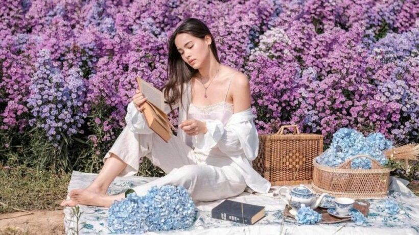 ญาญ่า เที่ยวทุ่งดอกไม้ตามรอย อั้ม พัชราภา คอมเมนต์น่ารัก | The Thaiger