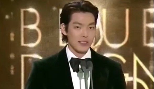 คิม อูบินประกาศรางวัลในงาน Blue Dragon Film Awards | The Thaiger