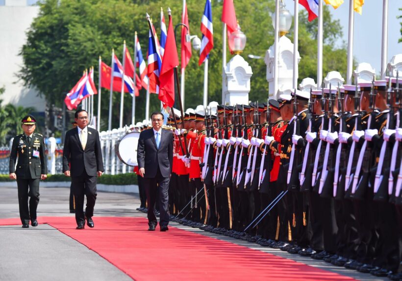พลเอกประยุทธ์ต้อนรับ นายหลี่ เค่อเฉียง นายกฯจีน ย้ำสัมพันธ์ฉันท์พี่น้องไทย-จีน | The Thaiger