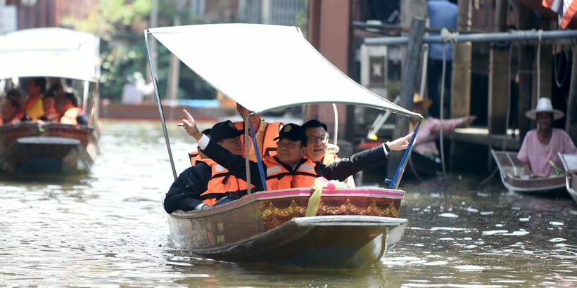 บิ๊กตู่ นั่งเรือชม ‘วิถีคลอง วิถีไทย’ คลองดำเนินสะดวก แจกหัวใจไม่หยุด | The Thaiger