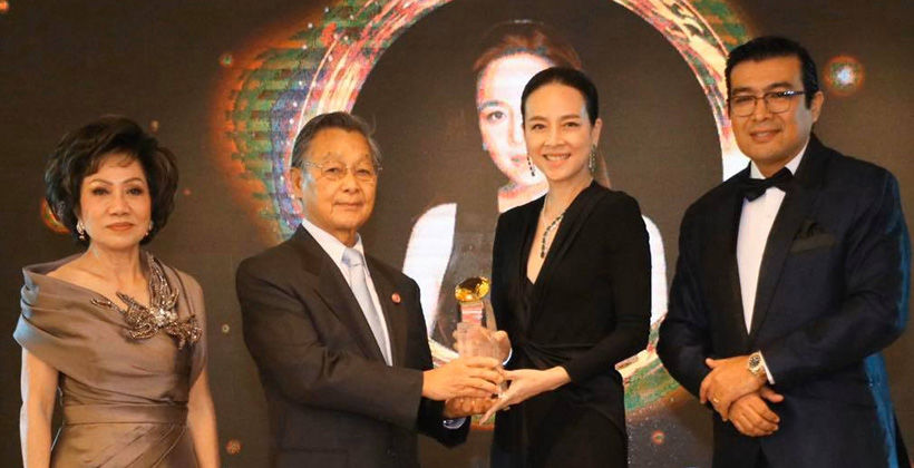 ท่าเรือส่งเข้าประกวด! “มาดามแป้ง” คว้ารางวัล “สตรีผู้ทรงอิทธิพลแห่งปี” | The Thaiger