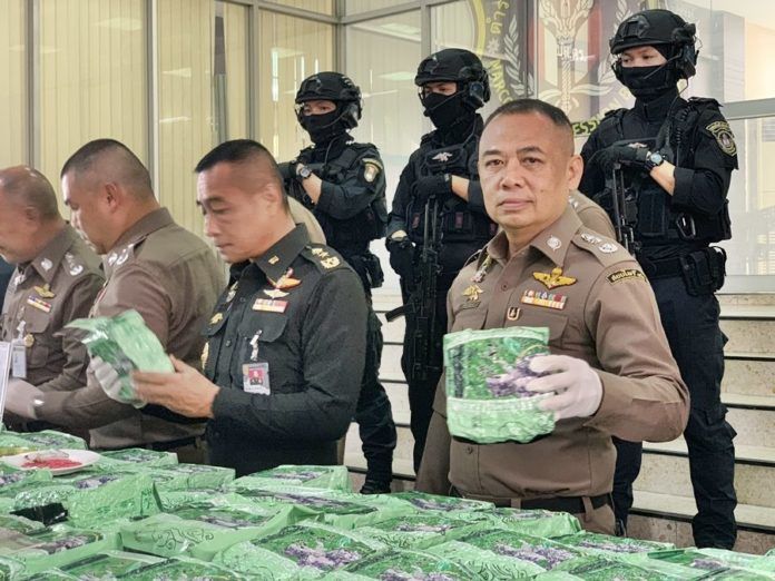 จับล็อตใหญ่ ตำรวจจู่โจมล้อมจับแก๊งลักลอบขนยาไอซ์หนัก 1 ตัน | News by The Thaiger