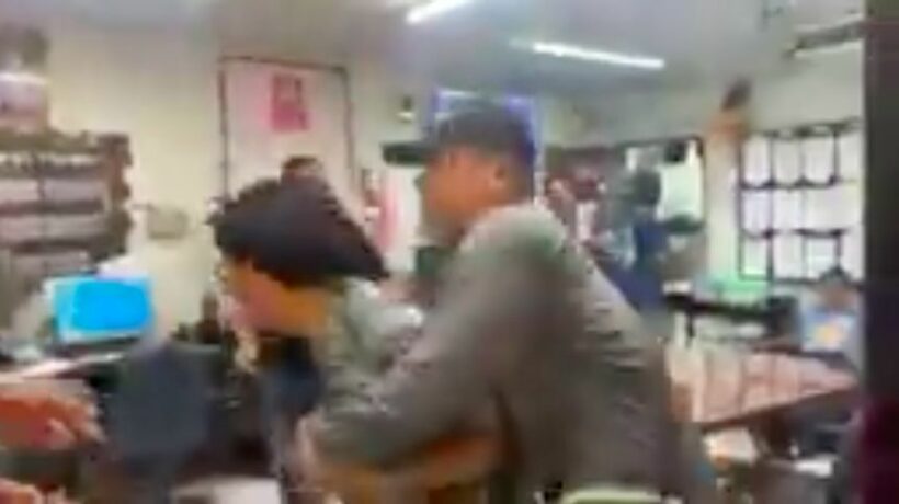 พี่ชายพุ่งเข้าใส่แก๊งวัยรุ่นรุมโทรมเด็กสาว หลังกดดันจนยอมมอบตัว 3 คน | The Thaiger