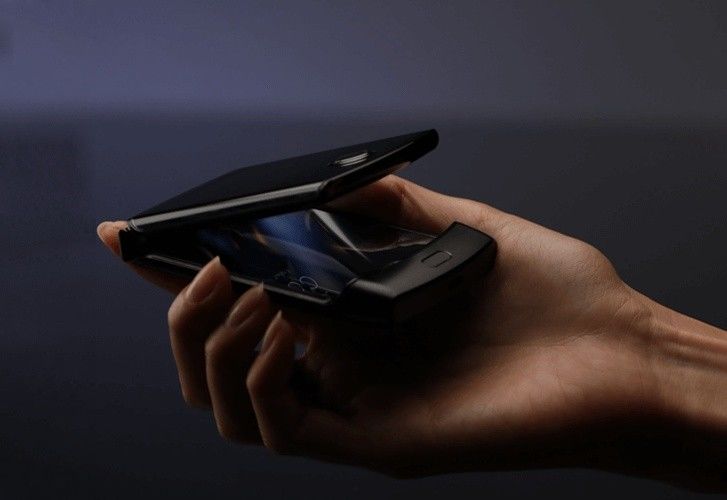 หลุดภาพโปรโมต Motorola razr 2019 ตำนานมือถือฝาพับจะกลับมามีชีวิตอีกครั้ง | The Thaiger