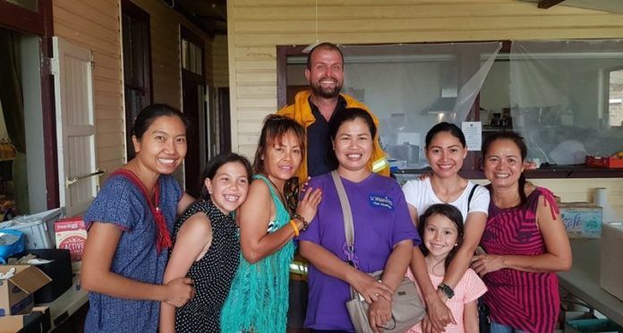 น่าชื่นชม! สาวไทยรวมตัวทำอาหารแจกเจ้าหน้าที่ดับไฟป่าที่ออสเตรเลีย | News by The Thaiger