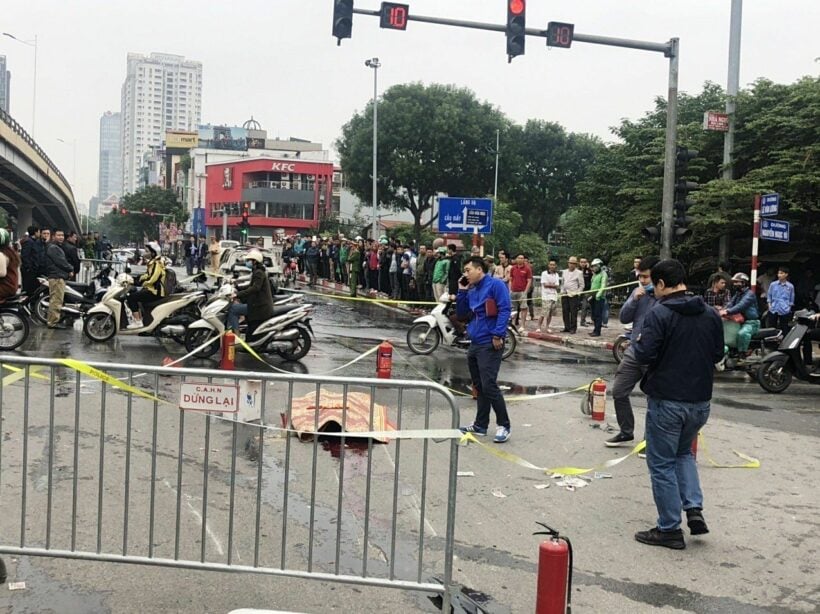 Hà Nội: Gây tai nạn kinh hoàng, xe Mercedes cháy rực ở Lê Văn Lương | News by Thaiger