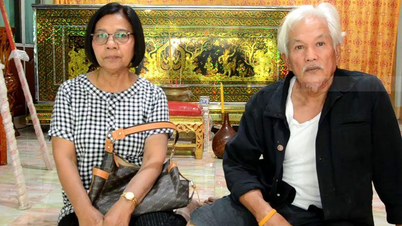 พ่อครูเอ็มเคาะโลงบอกลูกตร.จับคนร้ายได้แล้ว-แม่วอนศาลประหารชีวต | The Thaiger