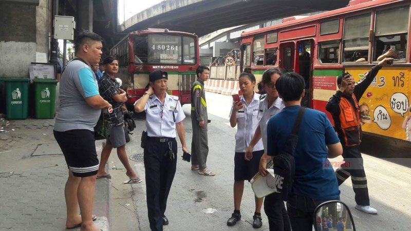 สิบล้อปาดหน้ารถเมล์จนเสยท้ายรถเมล์อีกคัน ผู้โดยสารเจ็บ 11 ราย | News by The Thaiger