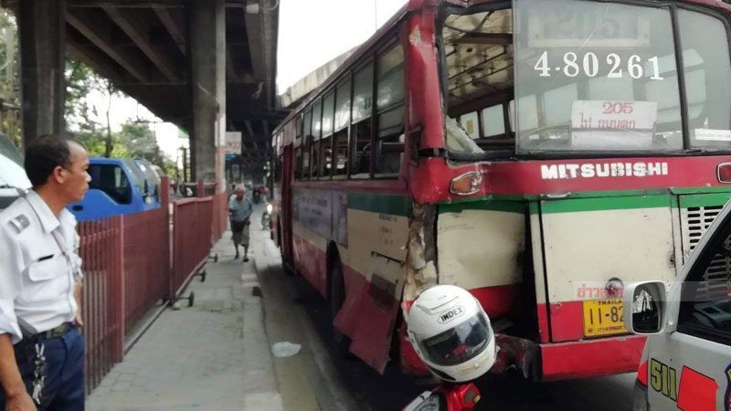 สิบล้อปาดหน้ารถเมล์จนเสยท้ายรถเมล์อีกคัน ผู้โดยสารเจ็บ 11 ราย | The Thaiger