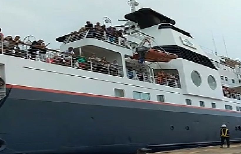 150 ชีวิตระทึก เรือสำราญชนหินที่เกาะพีพี | The Thaiger