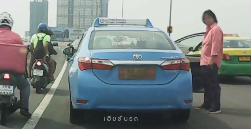 แท็กซี่คลั่ง ไม่พอใจโดนแซงเพราะแช่ขวา ลงมาทุบรถสนั่น | The Thaiger