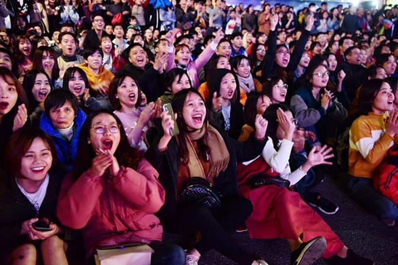 Hà Nội: Hàng nghìn người tập trung cổ vũ U22 tại Hồ Gươm | News by Thaiger