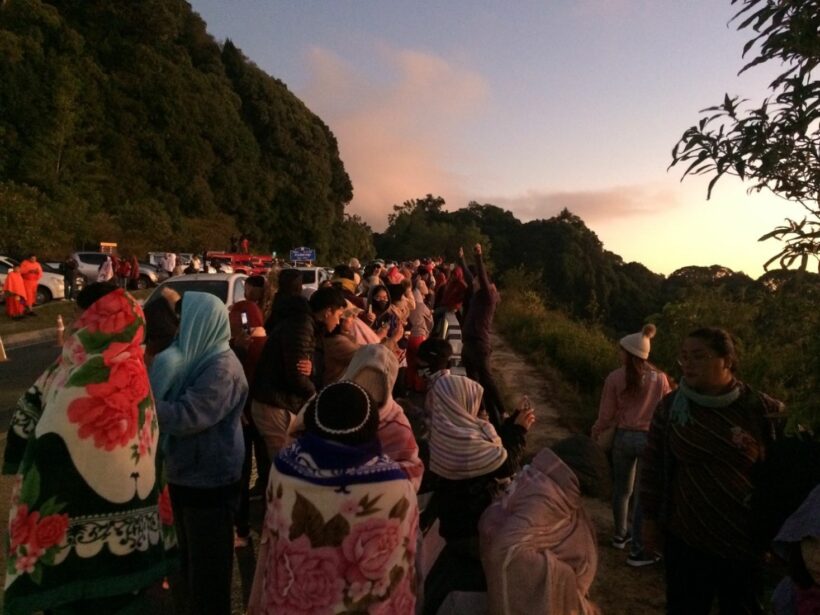 ดอยอินทนนท์หนาวเยือกแข็ง คนแห่สัมผัสหนาวคึกคัก | The Thaiger
