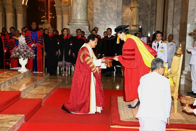 สมเด็จพระราชินี ทรงรับทูลเกล้าฯ ถวายปริญญาดุษฎีบัณฑิตกิตติมศักดิ์ ม.อัสสัมชัญ | The Thaiger