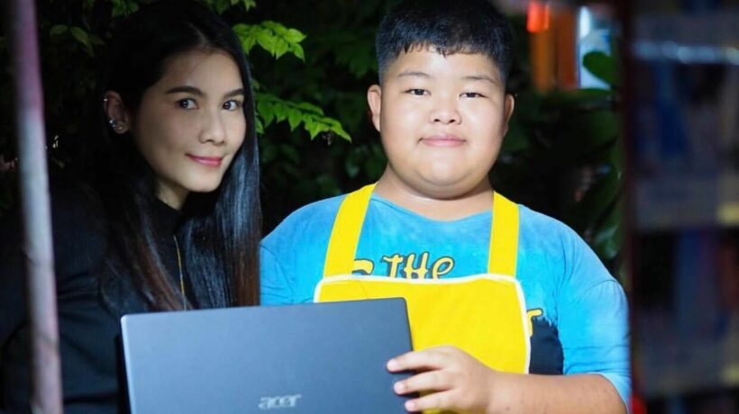 แนท เกศริน ซื้อของขวัญคริสต์มาสให้น้องกิจ โตเกียว | The Thaiger