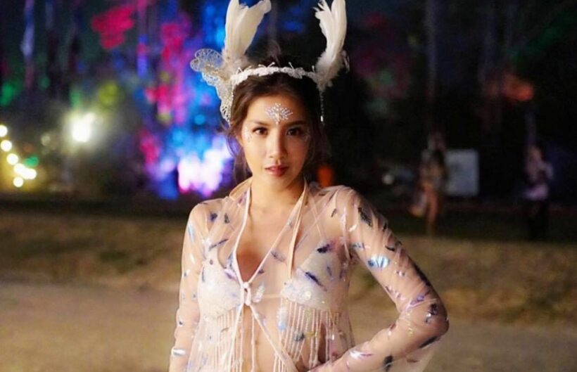 ใบเตย อาร์สยาม โชว์ชุดสุดวาบหวิวในงาน Wonderfruit 2019 | The Thaiger