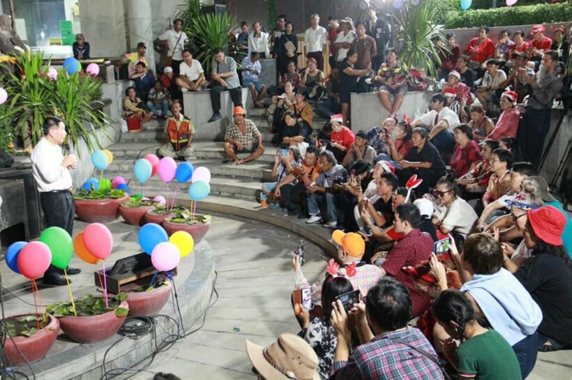 กลุ่มคนอยากเลือกตั้งจัดงานปีใหม่ คนคับคั่ง เสรีพิศุทธ์ ร่วมแจม | The Thaiger