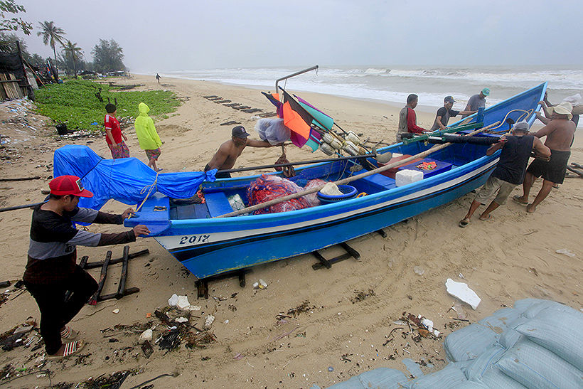 High winds, strong waves harm southern fishing businesses